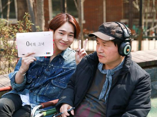 Taehyun WINNER Tunjukkan Keceriaan di Balik Layar Syuting Drama 'Midnight's Girl'