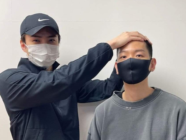 Sehun Lanjutkan Tradisi EXO Pegang Kepala Botak Baekhyun