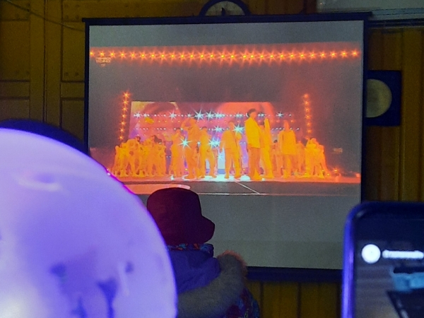 Keseruan ARMY Indonesia Nonton Bareng Konser Online BTS di Martabakku Menteng Cikini