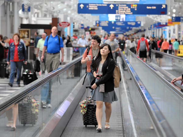 Daripada Kesal, Para Traveler Ini Punya Cara Unik Atasi Delay di Airport