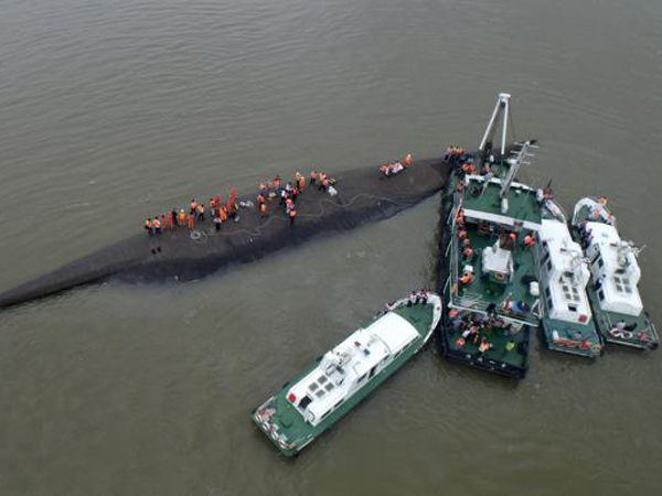 Kapal Terbalik di Cina Tewaskan Puluhan Orang dan Ratusan Lainnya Hilang