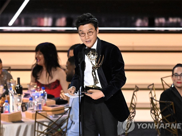 Hwang Dong Hyuk Menang Sutradara Serial Drama Terbaik untuk 'Squid Game' di Emmy Awards 2022