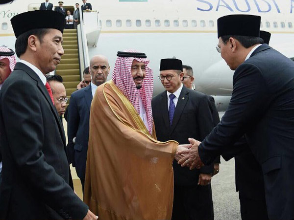 Turut Hadir Gubernur Ahok dan Menteri Agama, Ini Momen Hangat Presiden Jokowi Sambut Raja Salman