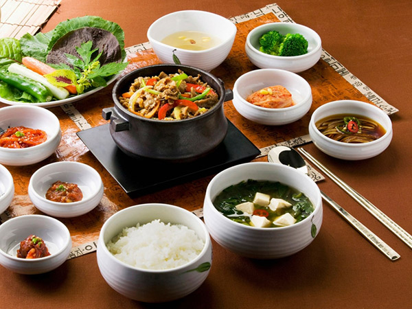 Liburan ke Korea, 10 Etika Makan Ini Harus Dipatuhi