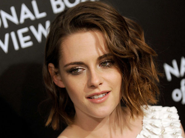 Ditinggal Tunangan Oleh Robert Pattinson, Benarkah Kristen Stewart Sampai Ingin Ganti Kelamin?