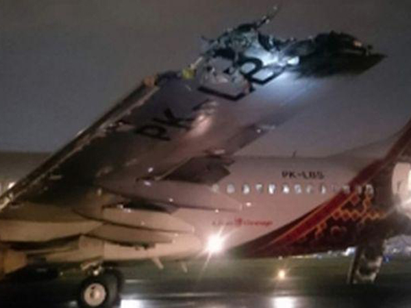 Pesawat Batik Air Tabrak Transnusa di Bandara Halim, Sayap Pesawat Patah dan Terbakar