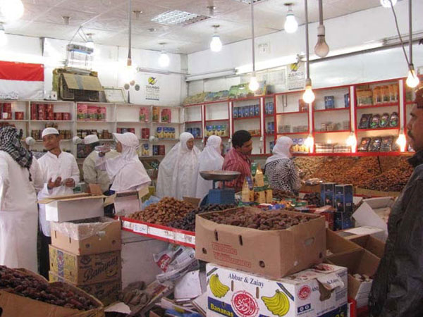 Istimewa! Jamaah Asal Indonesia 'Dianakemaskan' di Toko Kurma Kota Madinah Ini