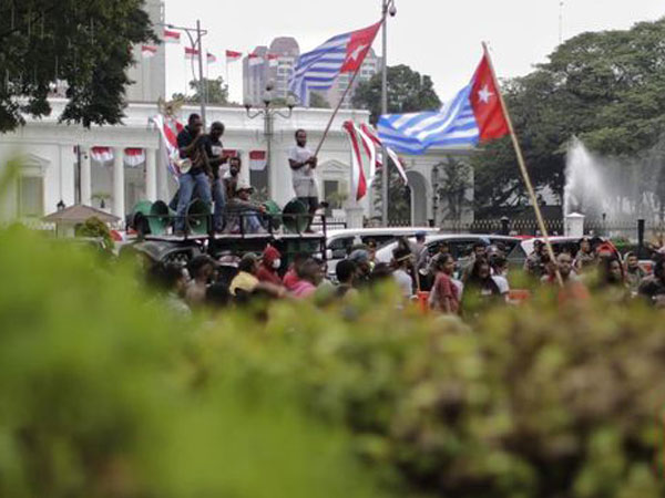 Ada Hukumnya, Tapi Bagaimana Bisa Bendera Simbol 'Merdeka' Bintang Kejora Berkibar di Depan Istana?