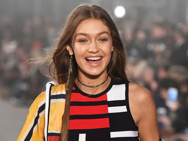 Pakai Baju Sport Seksi, Gigi Hadid Pamer Bulu Ketiak!