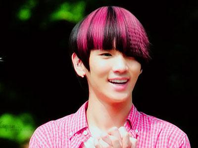 Wow, Key SHINee Cekatan Warnai Rambutnya Sendiri Dirumah!