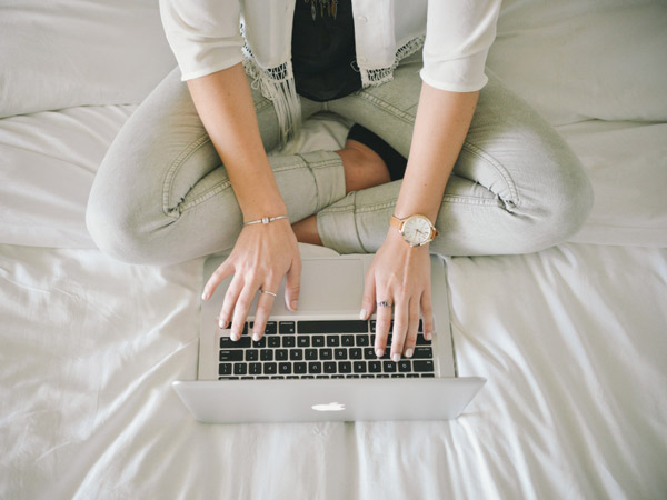 Suka Gunakan Laptop di Tempat Tidur? Hati-hati Efek Buruknya Bagi Kesehatan
