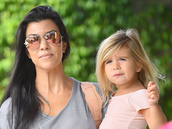 Penampakan Tas Seharga Motor yang Dipakai Anak Kourtney Kardashian