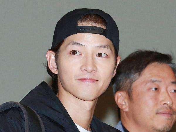 Tampannya Song Joong Ki Tampil Santai di Bandara Menuju MAMA 2018 di Hongkong