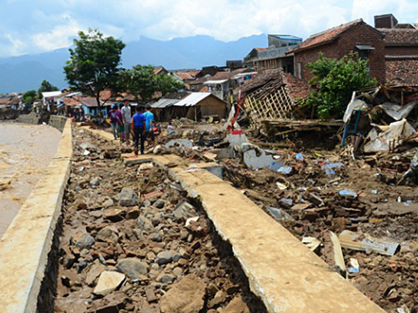 Korban Tewas Banjir Bandang Jadi 23 Orang, Ratusan Warga Garut Mengungsi