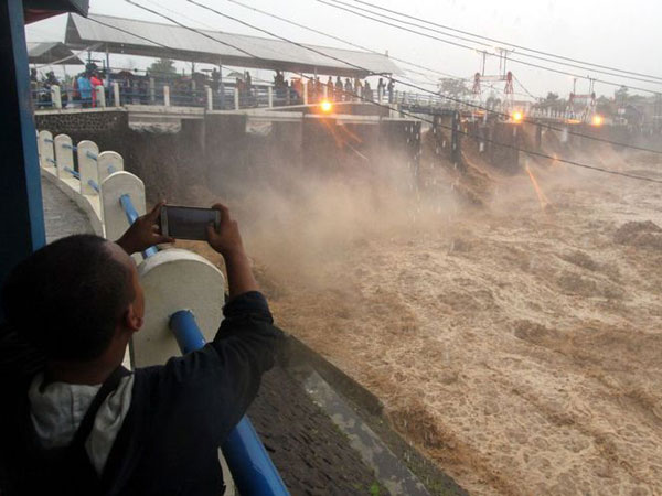 Anies - Sandiaga Tak Kompak Soal Istilah Penanggulangan Banjir Jakarta