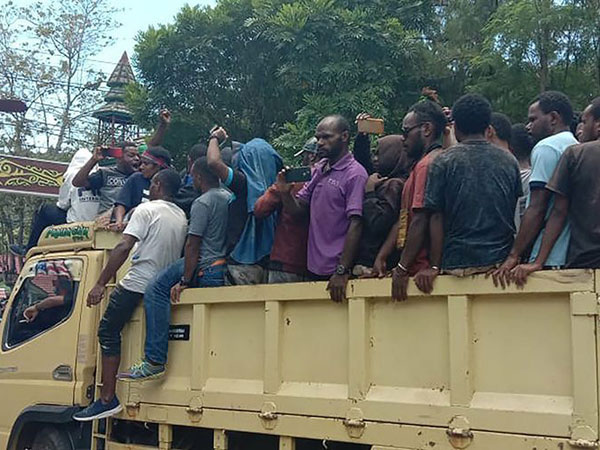 Makan Satu Korban, Polisi yang Tewas di Unjuk Rasa Papua Dibacok Ketika Tengah Istirahat?