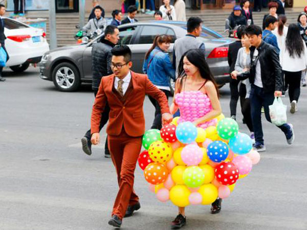 Unik, Gaun Pengantin Ini Terbuat dari Ratusan Balon