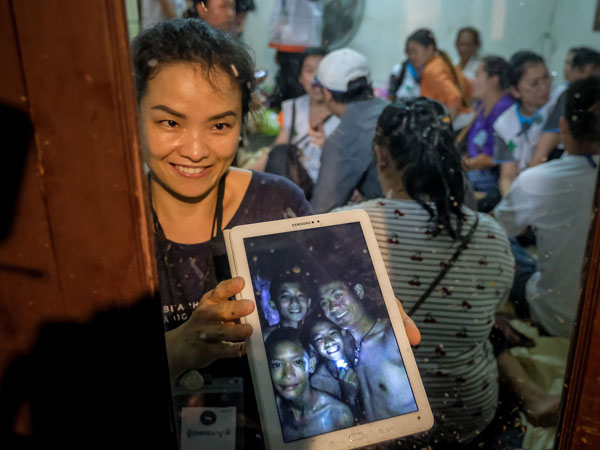 Ekspresi Bahagia Anak-anak Thailand yang Terjebak di Gua Meski Belum Dapat Diselamatkan