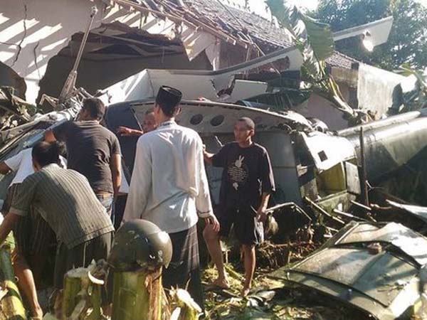 Helikopter TNI AD Pengawal Presiden Jatuh Di Perumahan Warga Sleman