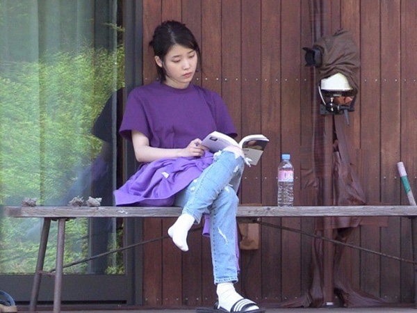 Agensi Jelaskan Alasan 'Klasik' IU Tolak Sponsor Pakaian di Acara 'Hyori's Bed & Breakfast'