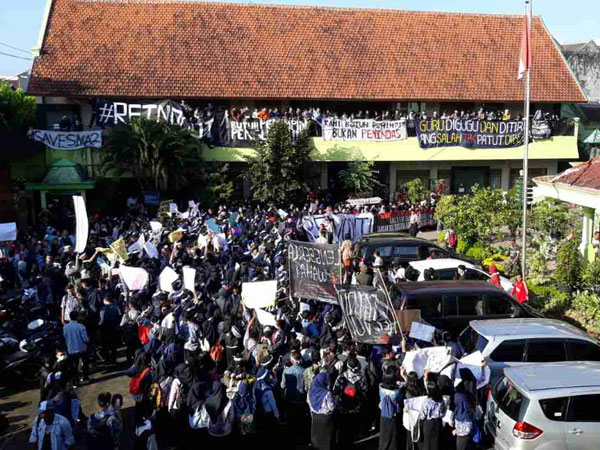 Hardik Siswa 'Wanita Panggilan', Kepsek SMAN 2 Malang yang Didemo Hanya Dipindahtugaskan?