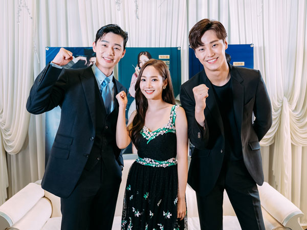 Ini Momen yang Buat Lee Tae Hwan Dekat dengan Park Seo Joon dan Park Min Young