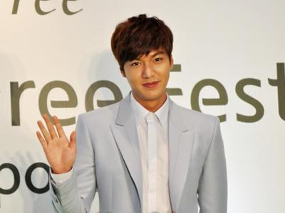 Diserbu Oleh Fans, Bandara Beijing Berikan Pengawalan Ekstra Ketat Untuk Lee Min Ho!