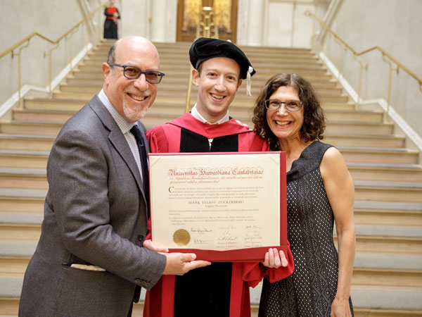 Mark Zuckerberg Akhirnya Wisuda Setelah 12 Tahun DO dari Harvard