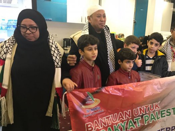 Melly Goeslaw dan Opick Terbang ke Palestina untuk Kirim Bantuan