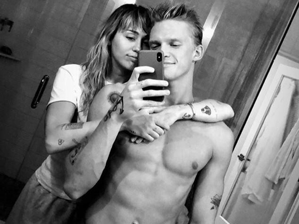 Mulai Pamer Kemesraan, Miley Cyrus Hanya Ingin Bersenang-senang dengan Cody Simpson?