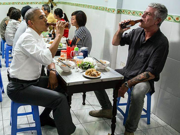 Obama ‘Nongkrong’ di Warung Vietnam Bareng Celebrity Chef, Ini Hal Unik Yang Dikritisi Netizen