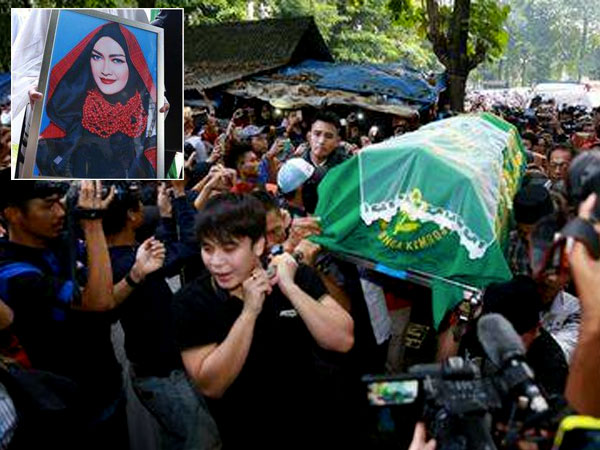 Penuh Haru dan Diantar Ratusan Orang, Begini Proses Pemakaman Mendiang Julia Perez