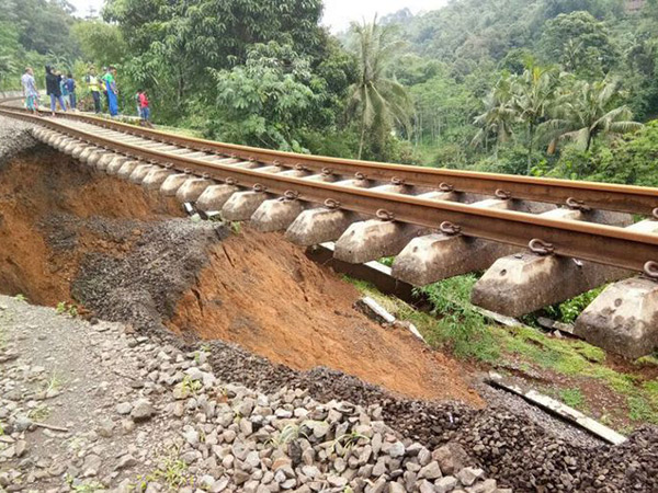 Penampakan Ngeri Rel Kereta Api Menggantung Akibat Longsor di Bogor