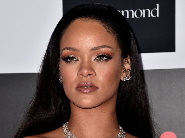 Oh No! Rumah Mewah Rihanna Dikabarkan Kebobolan Maling!