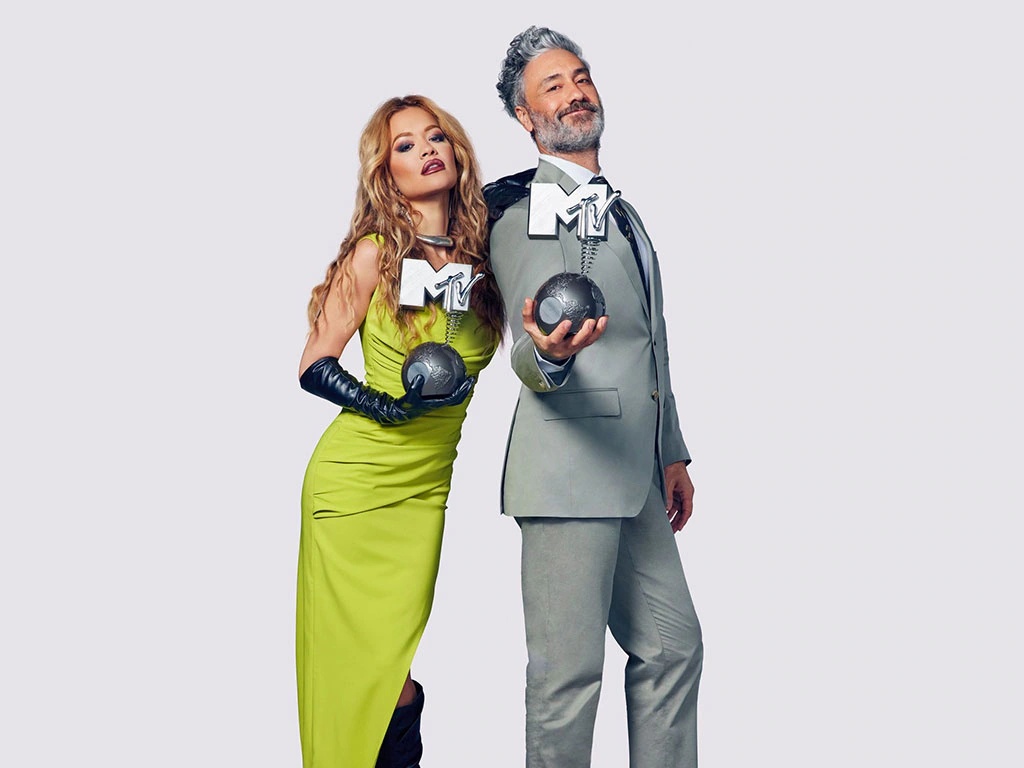 Rita Ora dan Taika Waititi Bakal Jadi Host MTV EMA 2022