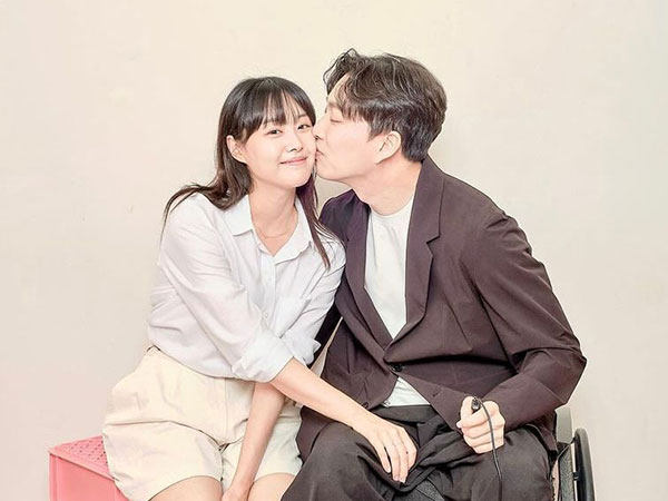 Umumkan Pacaran, Kisah Cinta Song Ji Eun dan YouTuber Disabilitas Park We Bikin Terharu