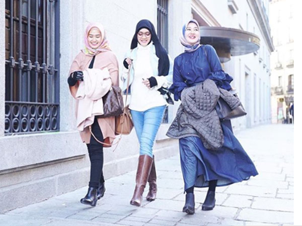 Jangan Kehabisan Gaya Padukan Sepatu dengan Beragam Hijab Outfit Kamu!