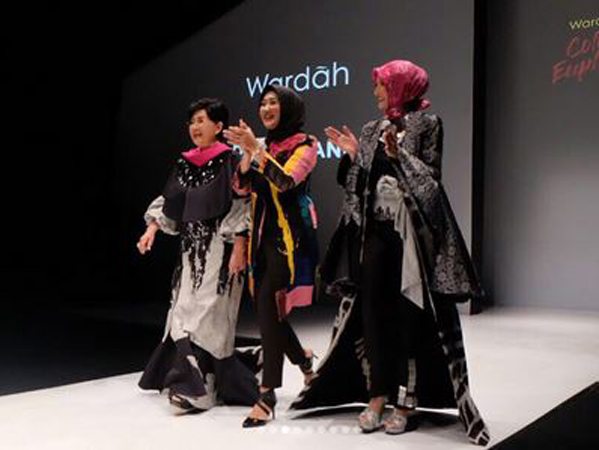 Tengok Batik Arsiran, Jenis Batik Baru Karya Dian Pelangi di Jakarta Fashion Week 2018