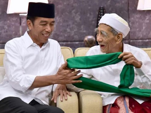 Kenangan Jokowi Sholat Berjamaah dengan Mbah Moen yang Meninggal Dunia di Mekkah