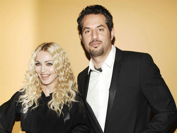 Cara Manis Madonna dan Managernya Kenang Peringatan 20 Tahun Album 'Ray Of Light'