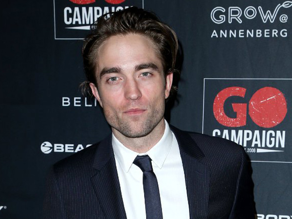 Fashion Aneh Robert Pattinson di Paris Fashion Week Dinilai Fans Mirip 'Pembunuh'