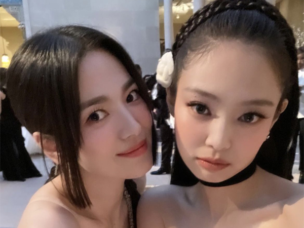 Song Hye Kyo dan Jennie BLACKPINK Pose Bareng di Met Gala 2023