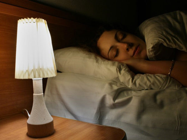 Ini Dampak Buruk Tidur dengan Lampu Menyala