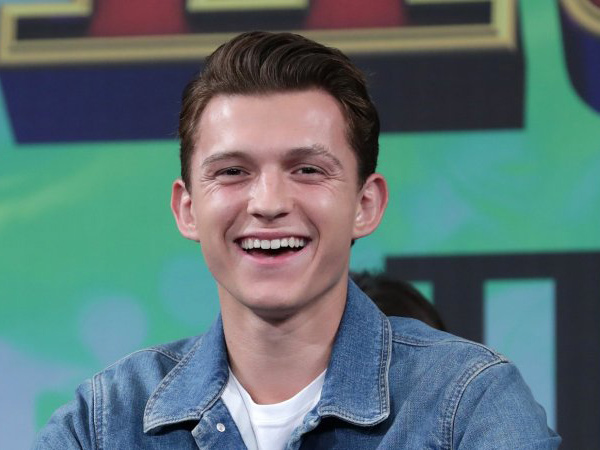 Gaya Baru Tom Holland Kejutkan Penggemar, Kini Berkepala Botak!