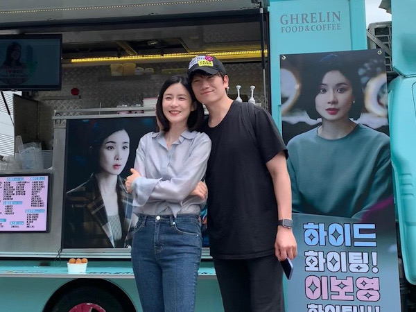 Husband Goals, Ji Sung Beri Kejutan untuk Lee Bo Young di Lokasi Syuting