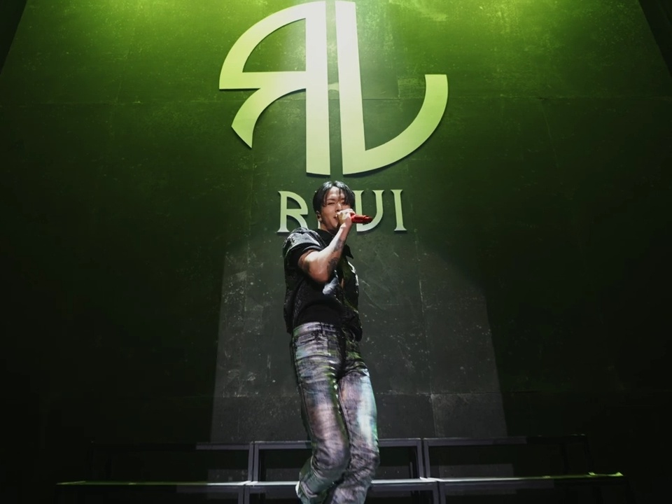 Ravi Tunjukkan di Balik Layar Konsernya dalam MV 'Kiss You'