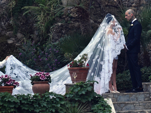 Kourtney Kardashian dan Travis Barker Gelar Pesta Pernikahan di Italia