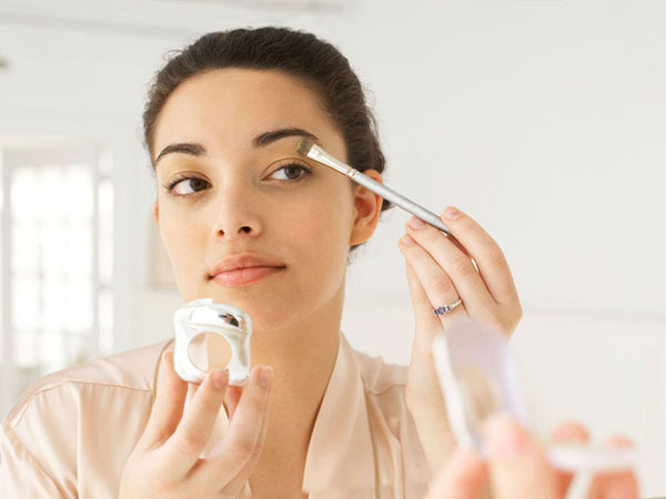 Simak Tips Make Up Singkat di Pagi Hari untuk Cewek yang Sibuk