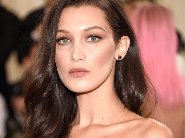 Bella Hadid Bicara Soal Ayah dan Agama: Aku Bangga Sebagai Muslim