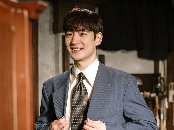 Lee Je Hoon Tampilkan Senyuman Maut di 'Chief Detective 1958'